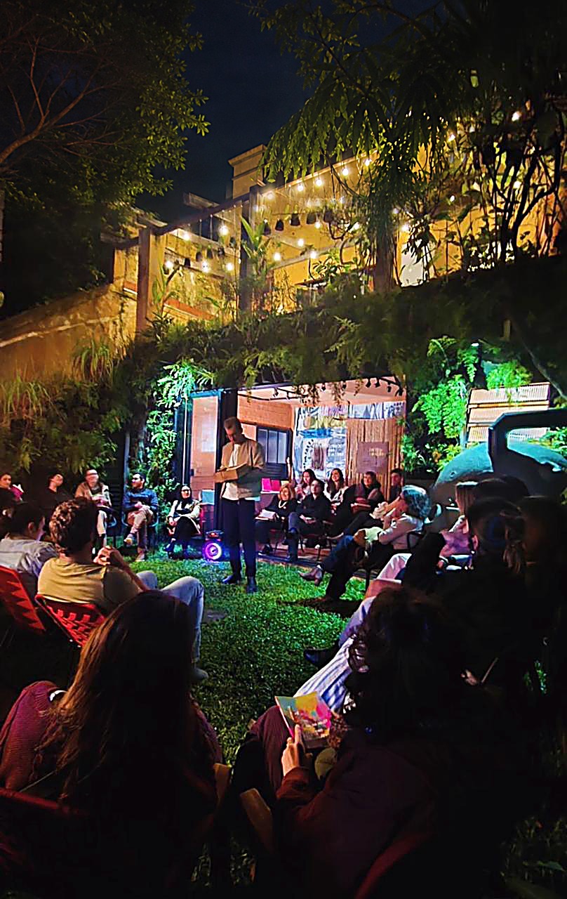 Encontro noturno no jardim da Casa Terrária